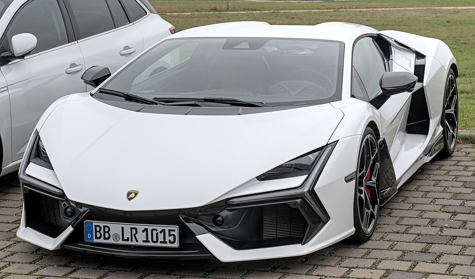 Rent Lamborghini Revuelto Dubai